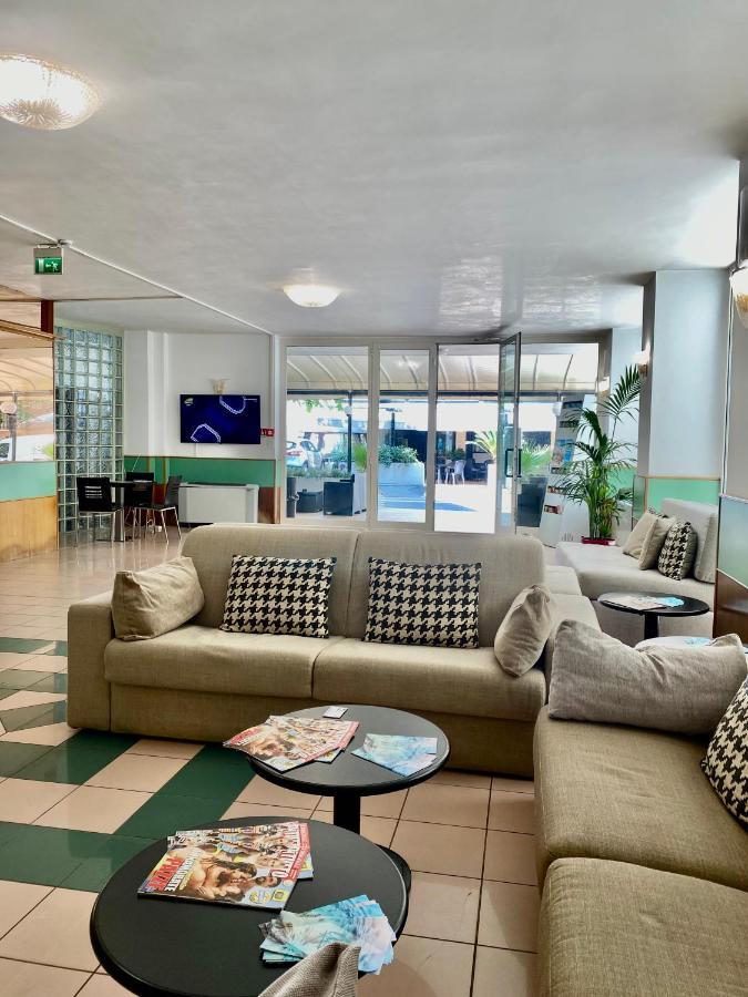 Hotel Aiglon Rimini Bagian luar foto