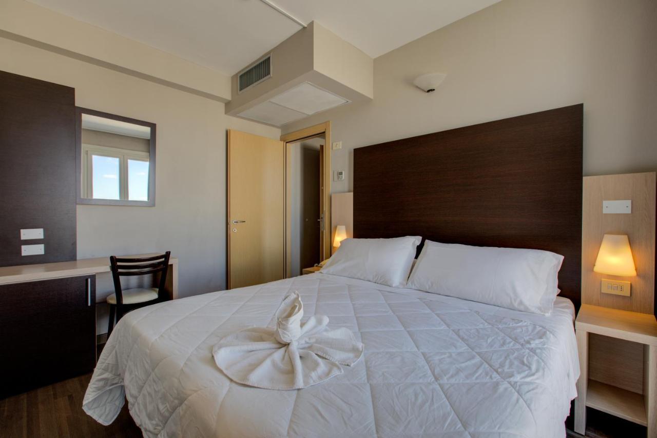 Hotel Aiglon Rimini Bagian luar foto