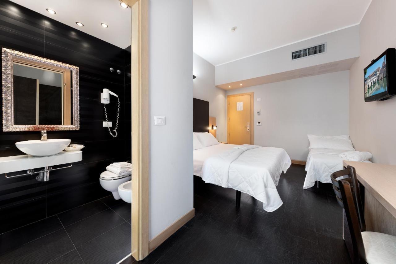 Hotel Aiglon Rimini Bagian luar foto
