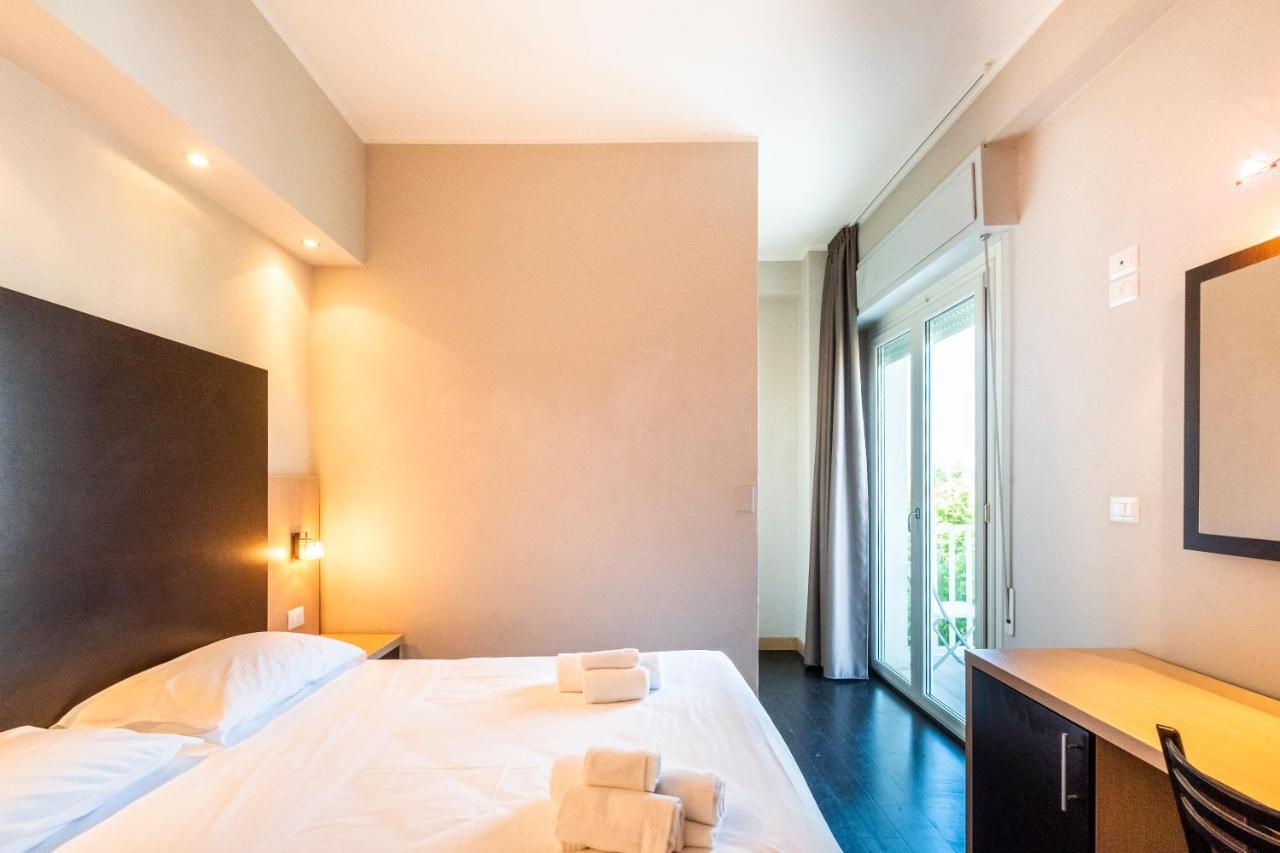 Hotel Aiglon Rimini Bagian luar foto